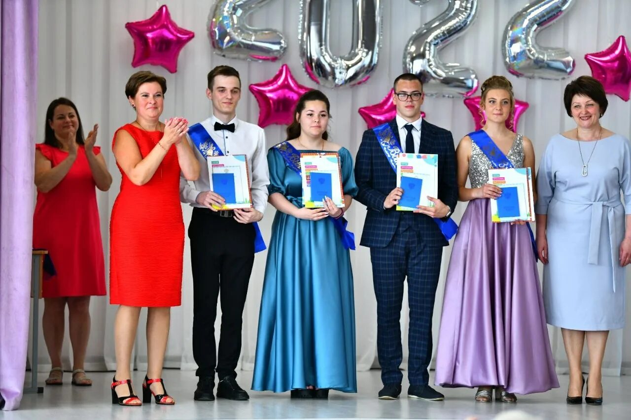 Цвета аттестатов в 11 классе 2025. Выпускники с аттестатом. выпускной вручение аттестатов. выпускницы 11 класса. выпускной в школе 11 класс.