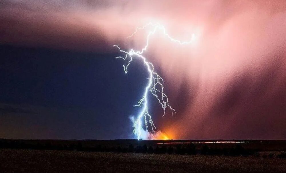 красная молния. сухая гроза. молния огонь длинный. грозовые разряды фото. огонь и молния.