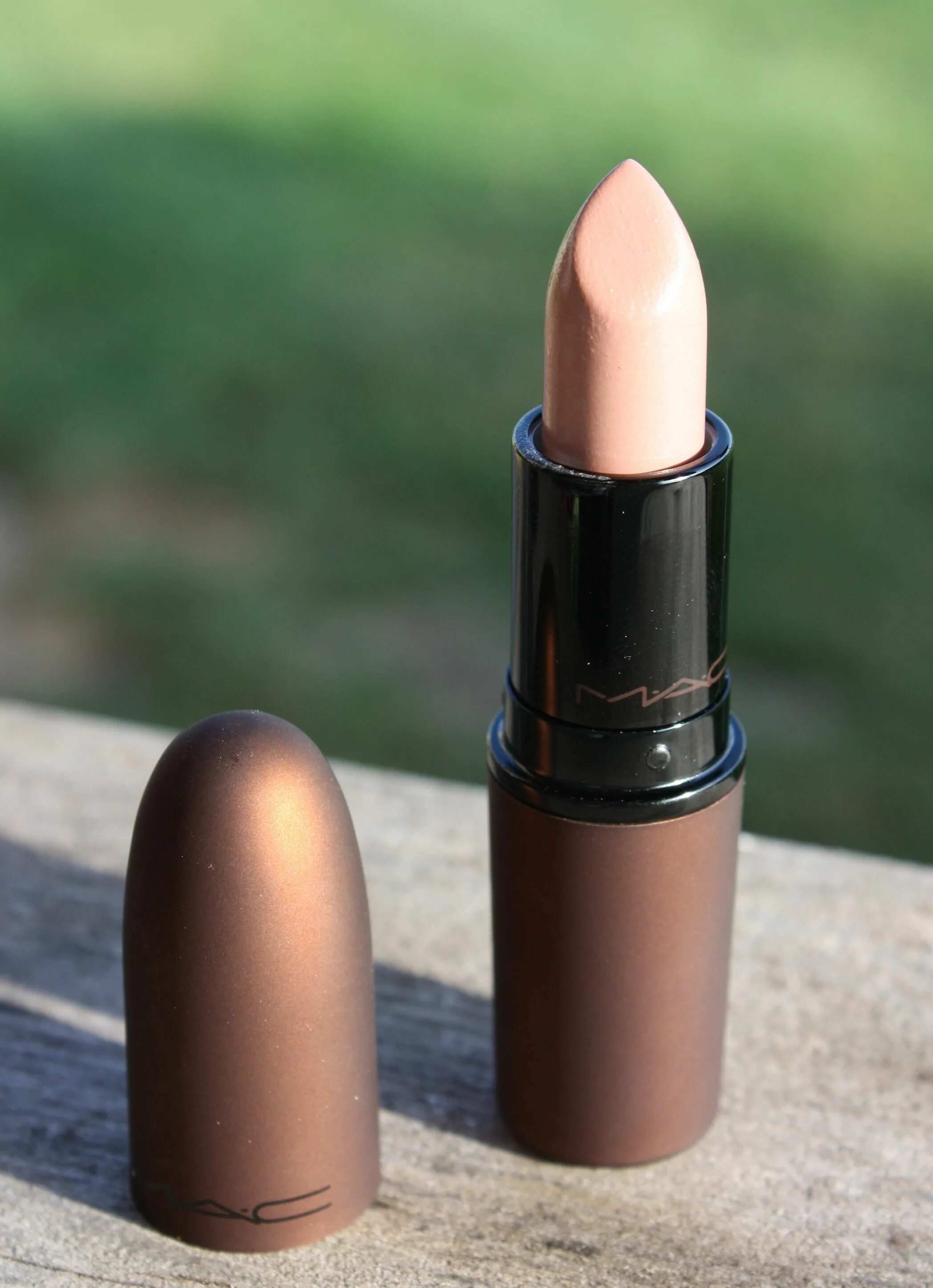 Бежевая помада. Тон бежевых помада. Bobbi brown матовая помада. Светло бежевая помада. Натуральные оттенки помады.