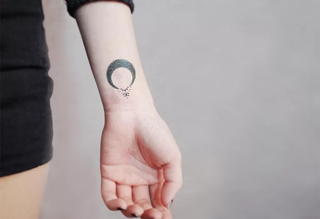 Лунница макошь тату. Трехрогая лунница тату. Лунница оберег тату. Лунница. Лунница тату значение для женщин.