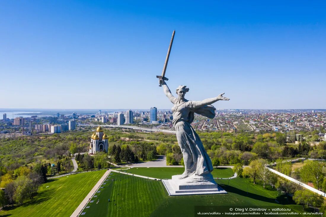 Волгоград Родина мать Мамаев Курган. Родина мать зовет Волгоград. Статуя Родина-мать в Волгограде. Скульптура Родины матери на Мамаевом Кургане. Монумент родина мать зовет почему такое название