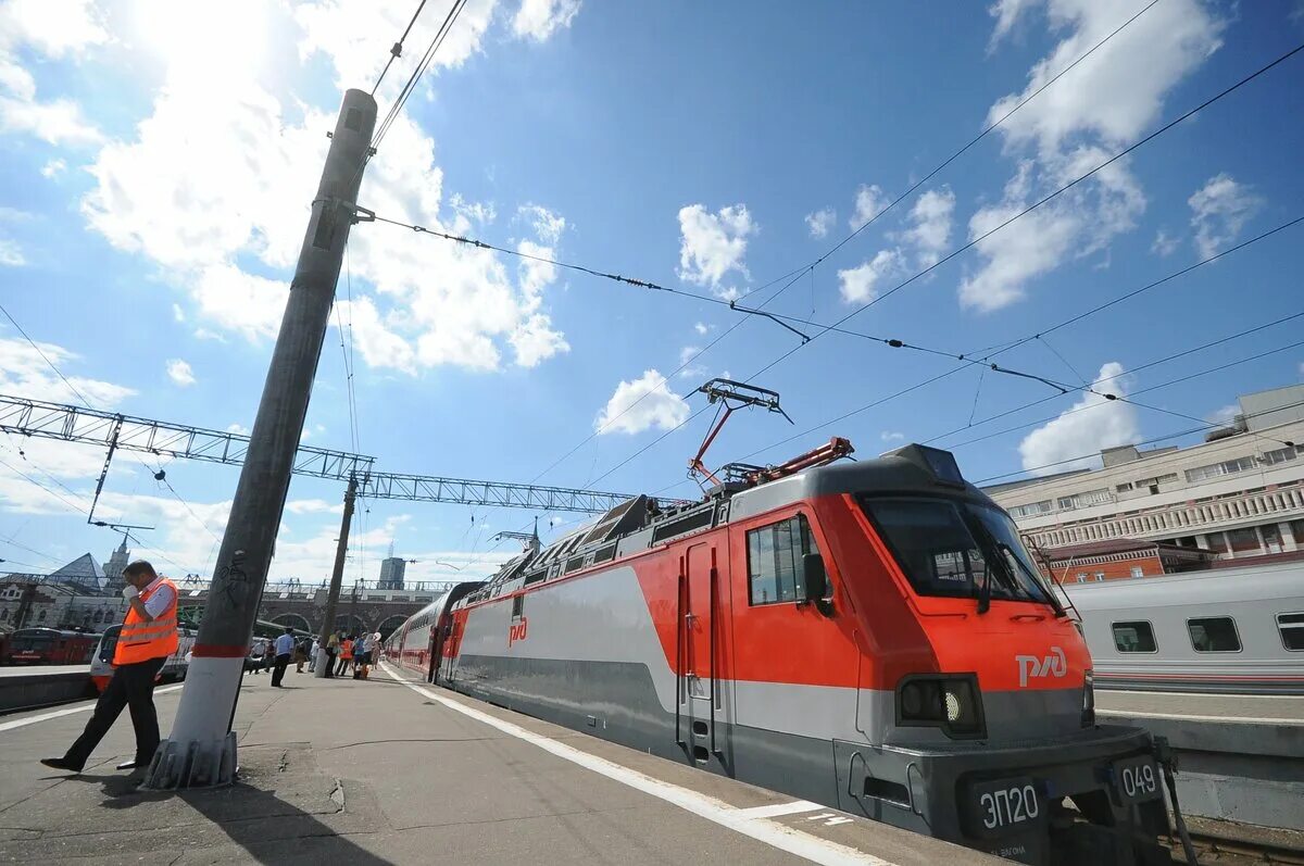 Поезд фан. Поезд урал москва екатеринбург. Электровоз эп20 казанский вокзал. Поезд москва воронеж казанский вокзал. Двухэтажный вагон казанский вокзал.