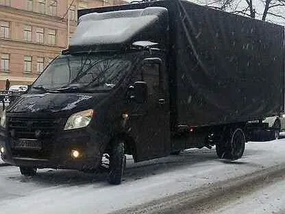 Водитель с личным грузовым автомобилем газель