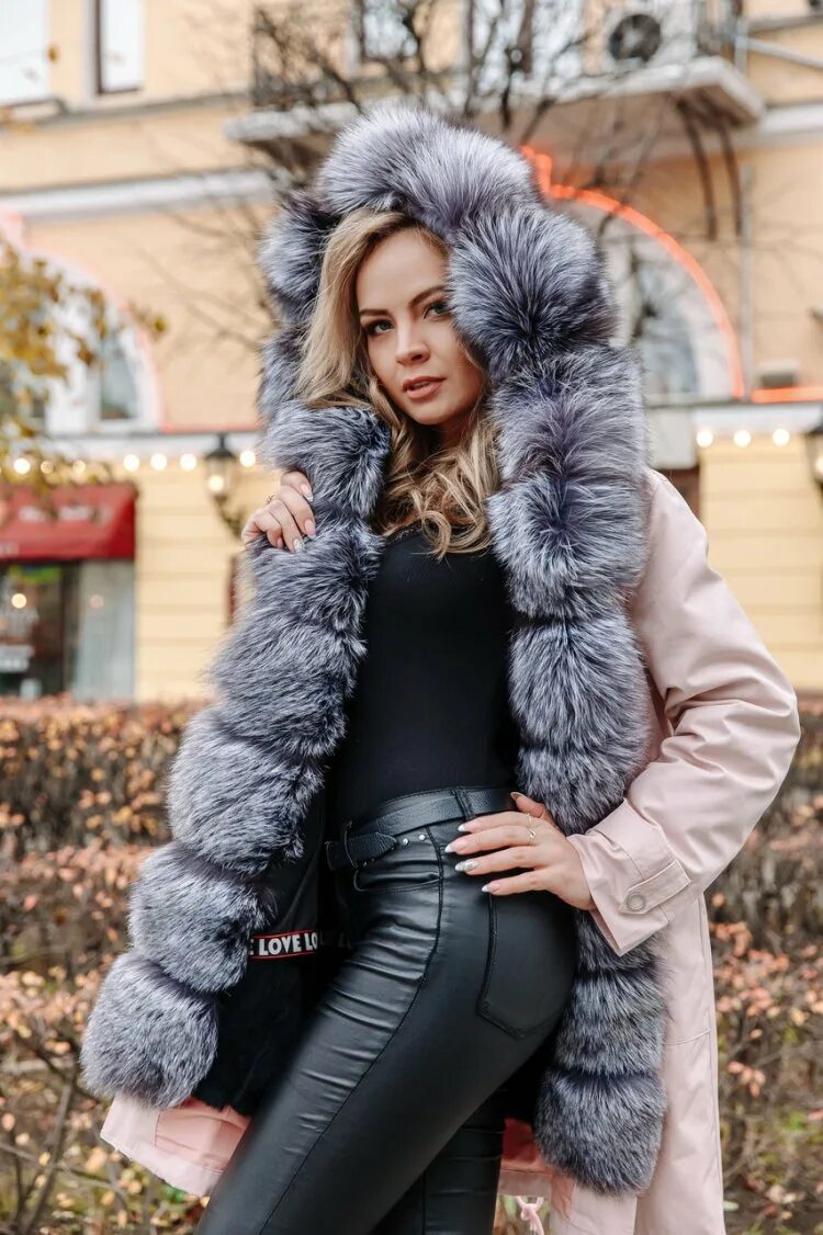 Меховой пуховик женский. Меховой пуховик женский. Пуховик с мехом женский. Пуховик с натуральным мехом женский. Пуховик монлер женский красный.