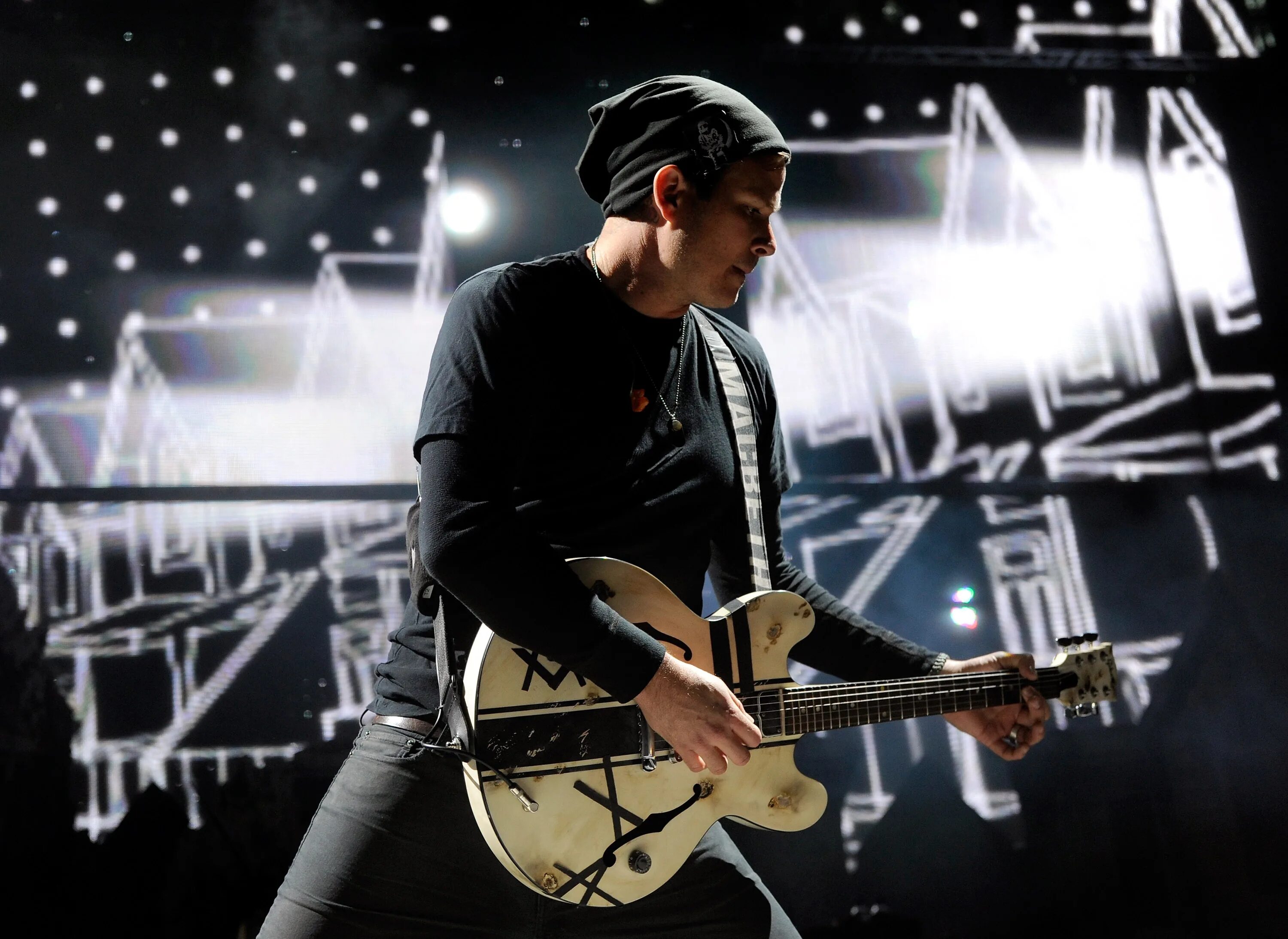 Tom delonge. Tom delonge 2001. tom delonge 2025. том делонг молодой.