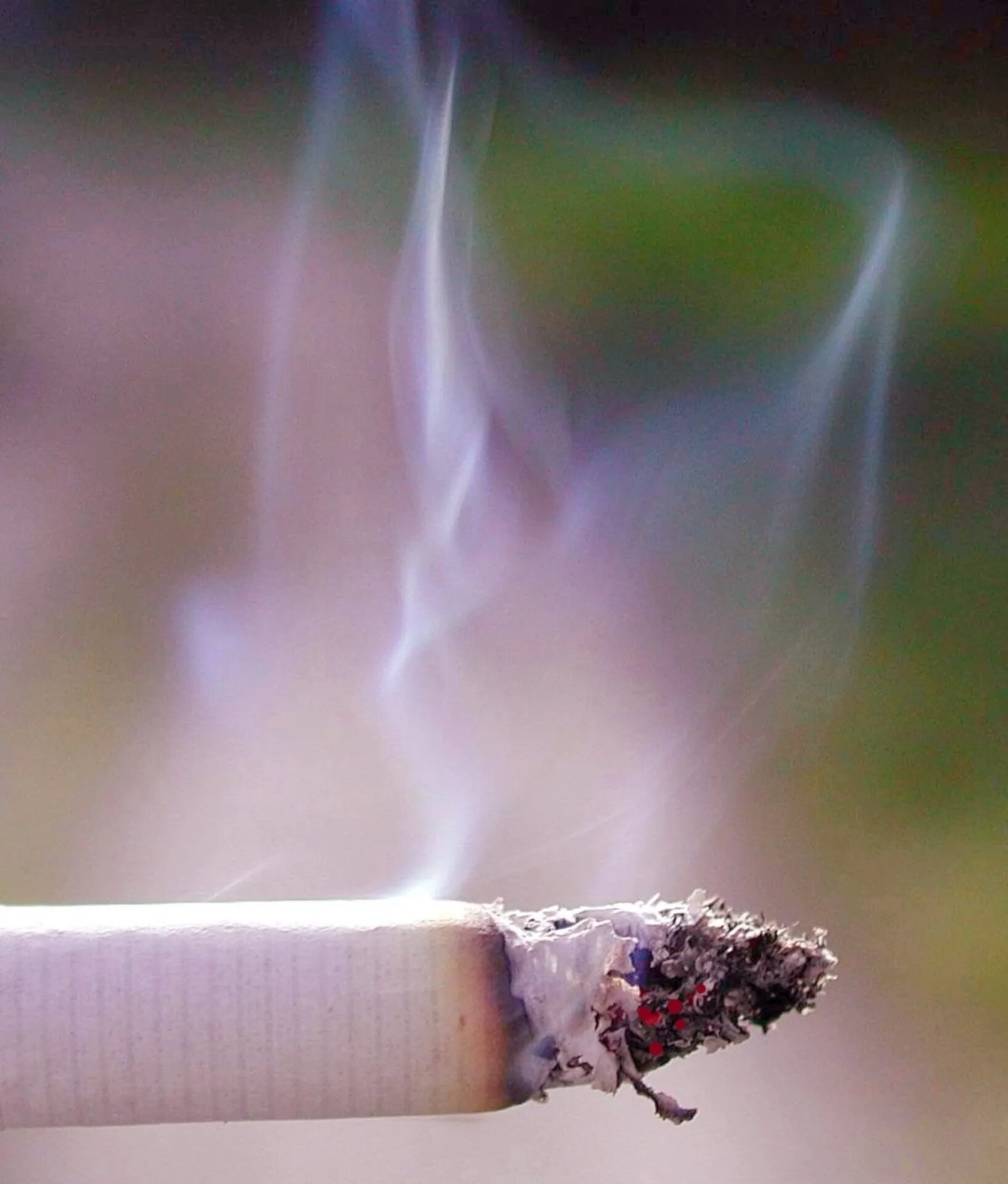 Табачный дым. Сигаретный дым. Дымящаяся сигарета. Пепел сигареты. Сигаретный дым дорогой