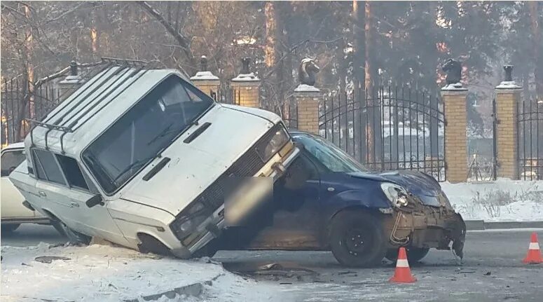 Дтп задним числом. Авария в ярославле жигули. авария задний бампер. дтп омск в центре жигули иномарка.