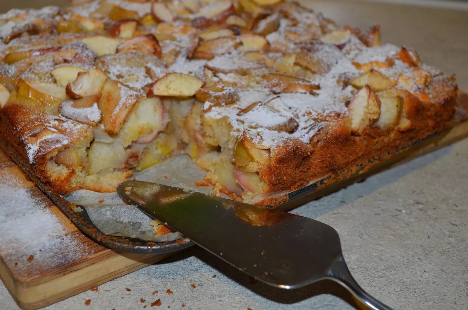 Рецепт яблочного пирога в духовке. Пирог с яблоками в духовке. Яблочный пирог на кефире. Яблочный пирог на кефире в духовке. Пирог с яблоками на кефире в духовке.