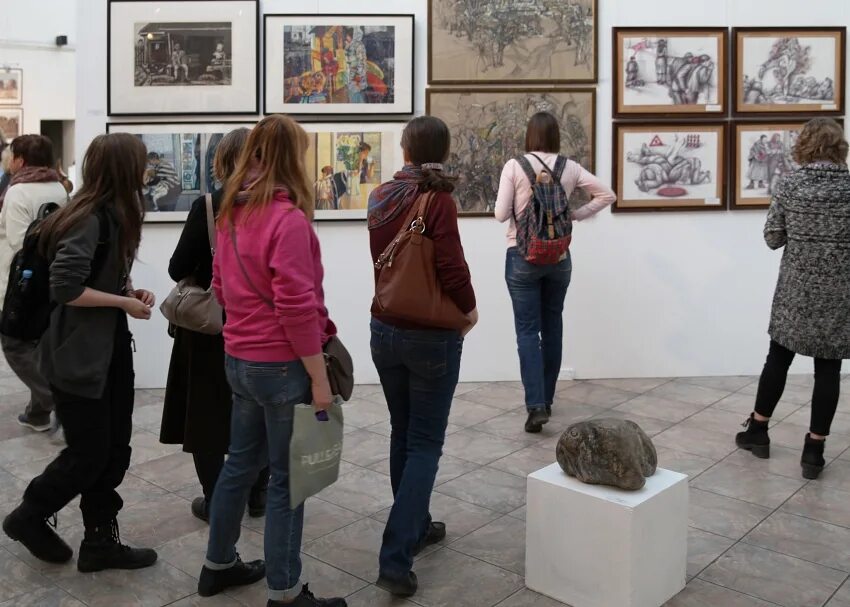 Молодежь в музее. Жуковский художник выставка. Донецкий республиканский художественный музей. Выставка портретов. Воронков николай львович художник.