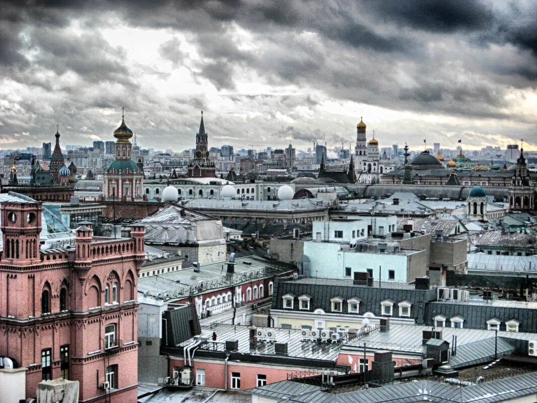 смотровая площадка гум. москва вечер закат. вид с крыши цдм на москву. над крышами москвы. красивый вид с крыши.