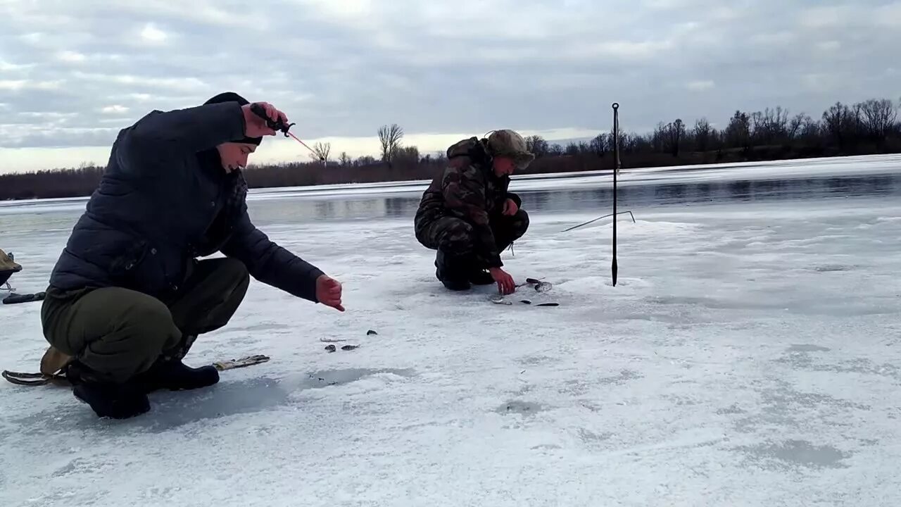 Ловим последние дни. Зимняя рыбалка на льду. Рыбалка по последнему льду. Последняя зимняя рыбалка. Зима лед рыбалка.