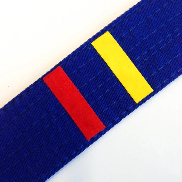 Как пришить полоску на пояс каратэ. Полоска на пояс каратэ киокушинкай пришить. Синяя нашивка на оранжевый пояс каратэ киокушинкай. Белый пояс с оранжевой полоской. Как пришить полоску на пояс каратэ.