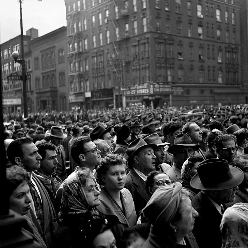 Митинг оппозиции на манежной площади 1990. Коммунистическая партия франции 1920. Массовое е. Массовое е. Манежная площадь москва митинг 1990.