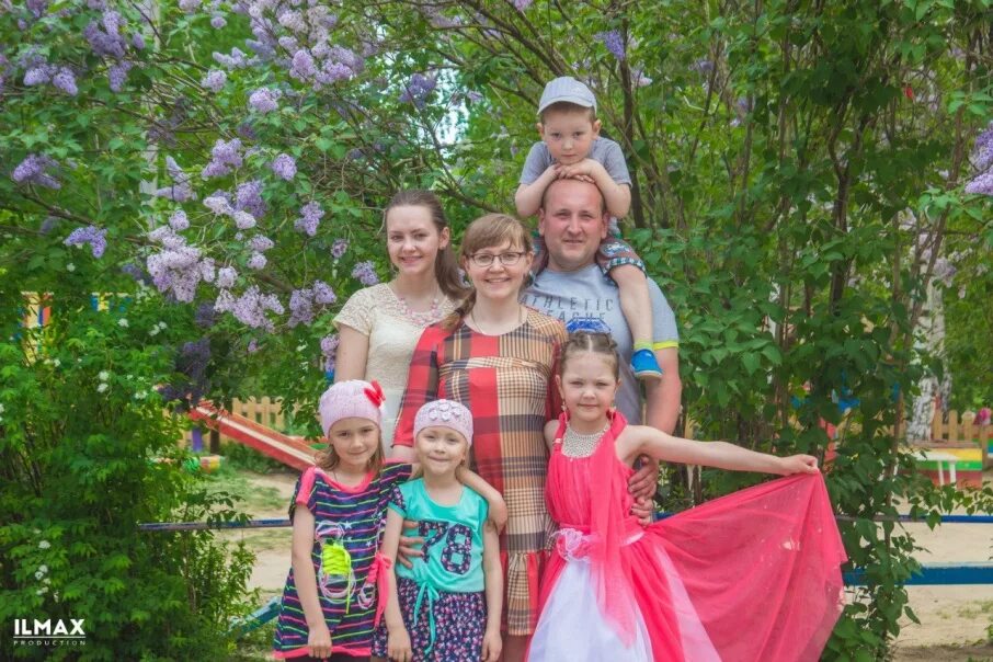 Красивая многодетная мама. Многодеточка отзывы. Будни многодеточки фото. Многодеточка ирина первый муж фото. Ирина многодеточка и муж.