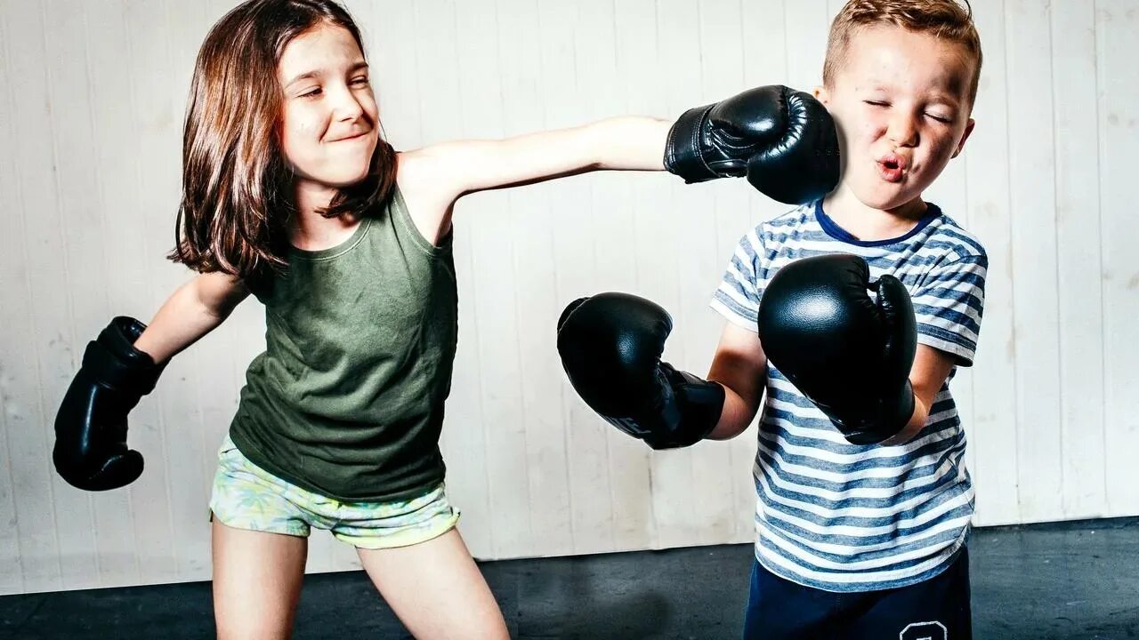 Школьники за партой. Мальчик сильнее школы. Ребенок на фоне доски. Мальчик сильнее школы. Мальчик защищает девочку.