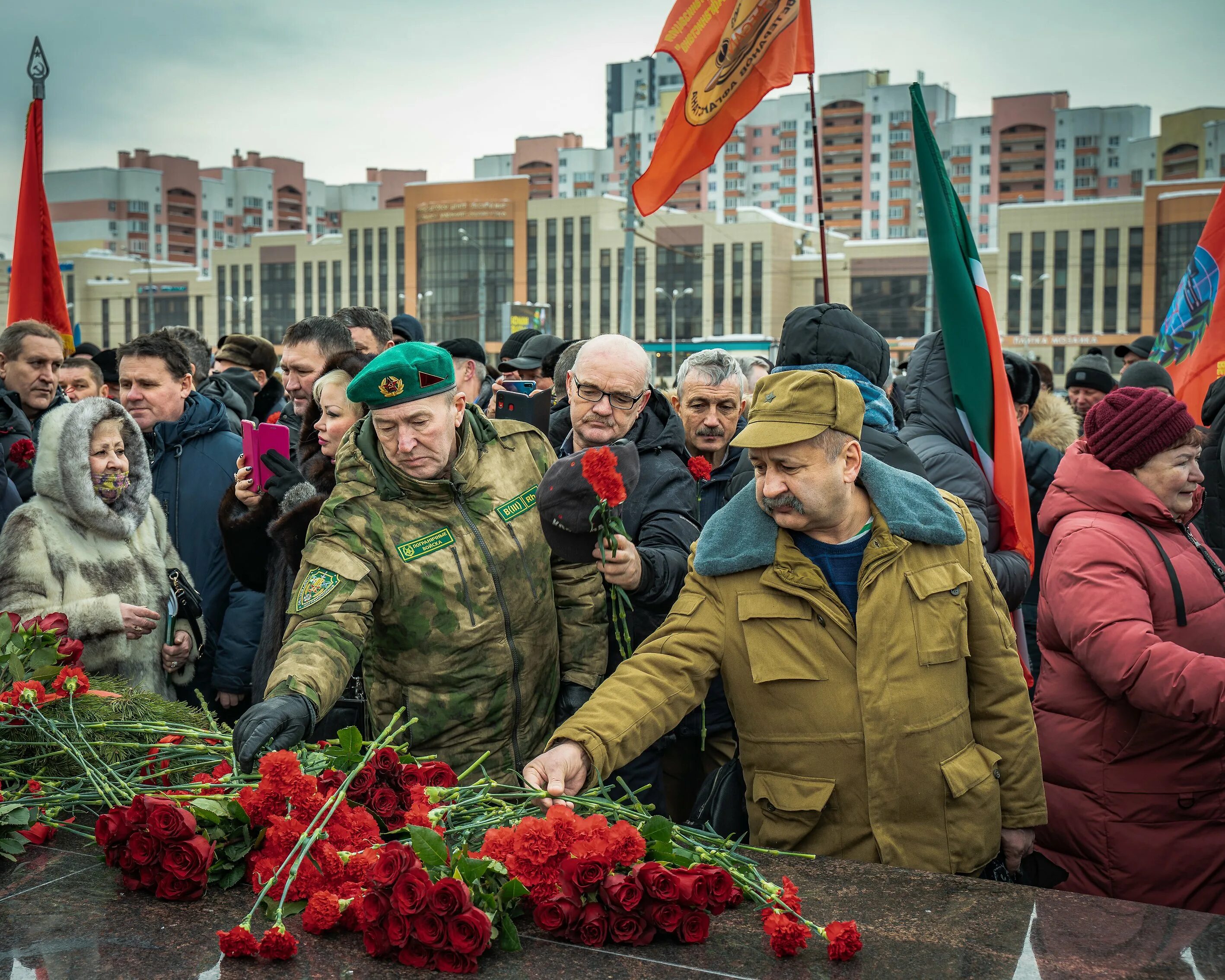 Митинг армия. Митинги в Татарстане. Казань армия. Митинг в Казани. Возложение цветов в парке интернационалистов Санкт-Петербург.