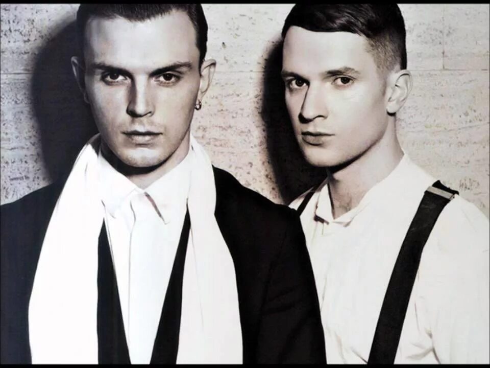 Hurts певец. Тео Хатчкрафт wonderful Life. Группа hurts wonderful Life. Hurts won