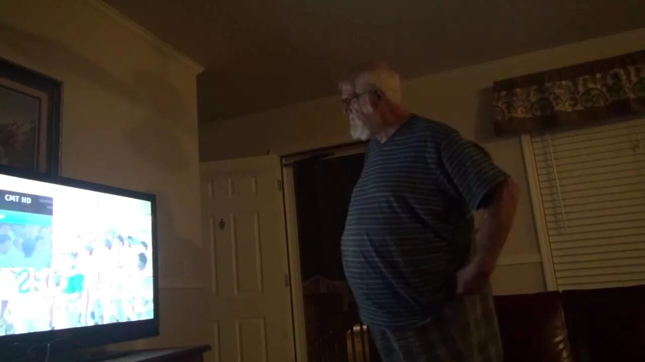 Злой дед телевизор. Телевизор разбил дед. Злой дед сломал телевизор. Angry grandpa разбил телевизор.