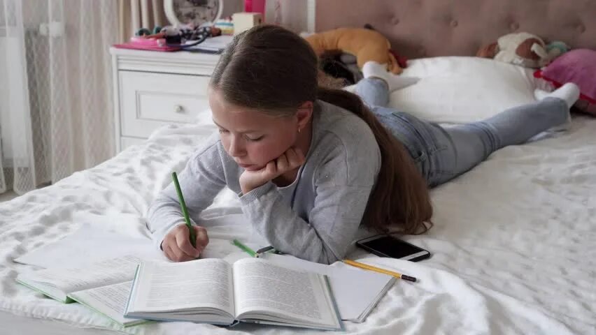 Is she going to do homework. Школьницы лежат. Девочка ученица лежит на кровати. Девочка школьница лежит на кровати. Ученица лежит.