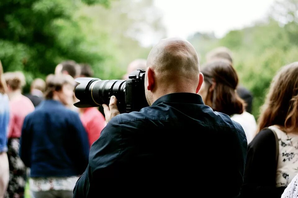 Фотограф с фотоаппаратом. Fotosuratchi. Приснился фотограф. Очевидцы фотографирую.