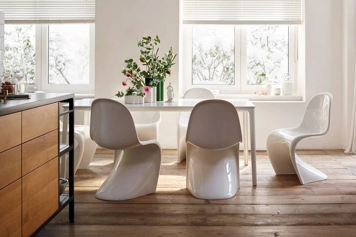 Современный интерьер стулья. Vitra panton chair. panton chair в интерьере. vitra panton chair интерьер современный.