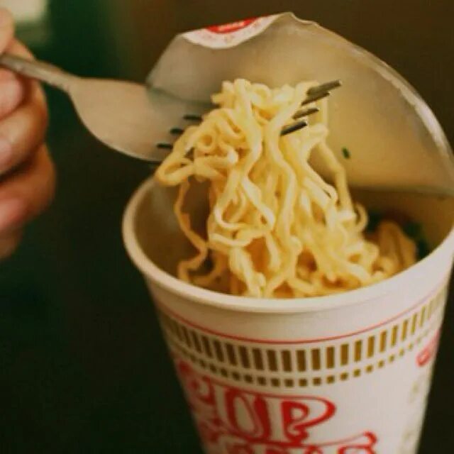 Рамён корейский aesthetic. Корейский рамен Эстетика. Лапша Cup Noodles 90е. Лапша рамен бинг Бон. Еда я тебя омномном