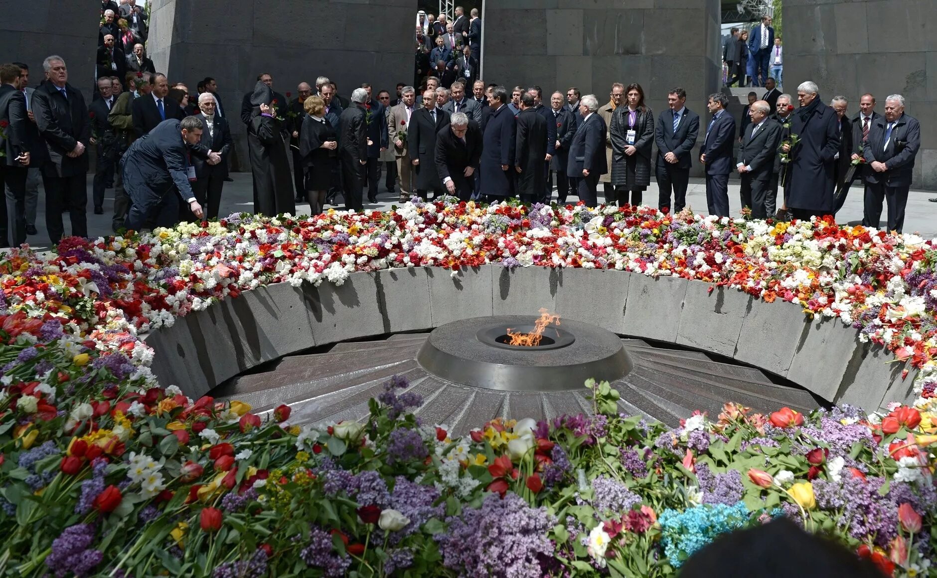 сакраменто мемориала памяти жертв геноцида армян 1915-1923 гг. день памяти жертв геноцида фото. геноцид новости. мемориальный комплекс в ереване цицернакаберд. геноцид армян 1915 24 апреля.