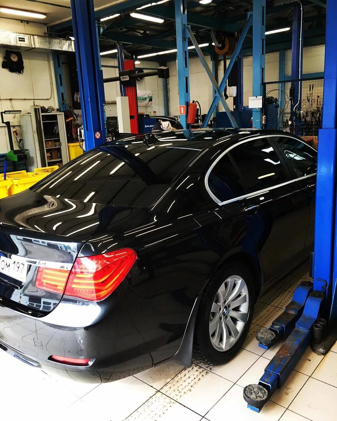 Техобслуживание бмв. Автосервис bmw. бмв сервис. сервис бмв в москве. автомобиль бмв в сервисе.