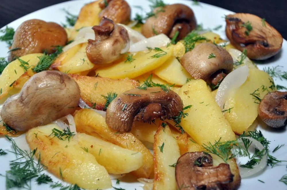 Как вкусно приготовить картошку с грибами. Жареная картошечка с грибами. карточки грибы. картофель жареный с грибами. картошка с грибами на сковороде.
