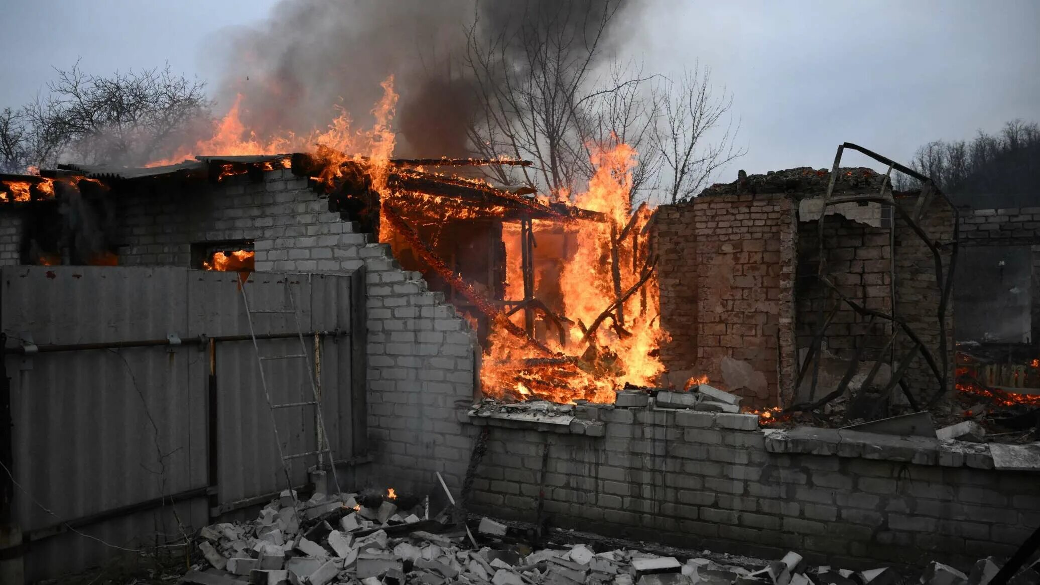 Пожары. Разрушен жилой дом в Макеевке. Пожар в доме.