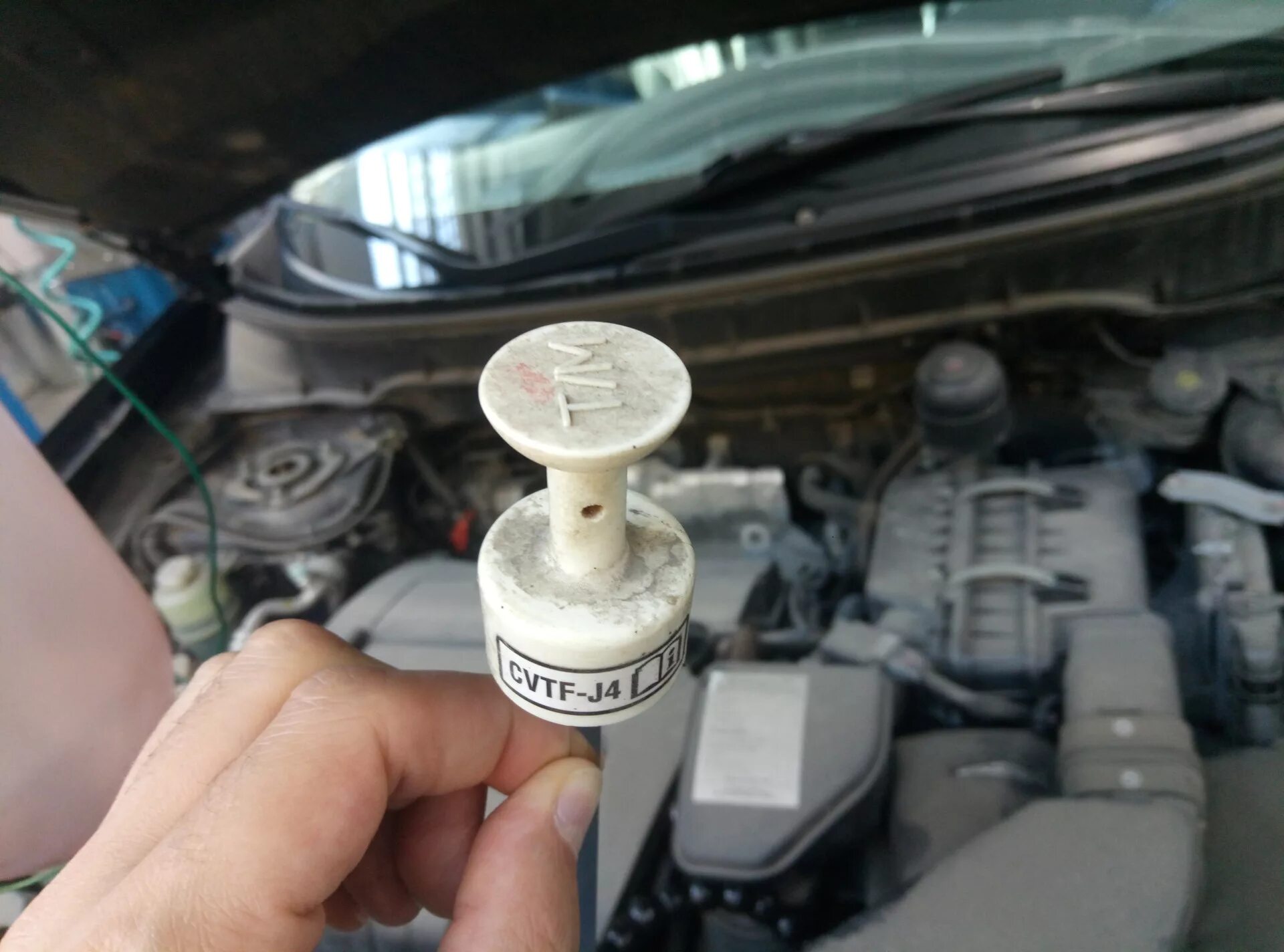 Как долить масло в вариатор. Mitsubishi outlander 2 щуп вариатора. щуп вариатора митсубиси лансер 10. масляный щуп лансер 10 1.5. щуп вариатора peugeot 4007.