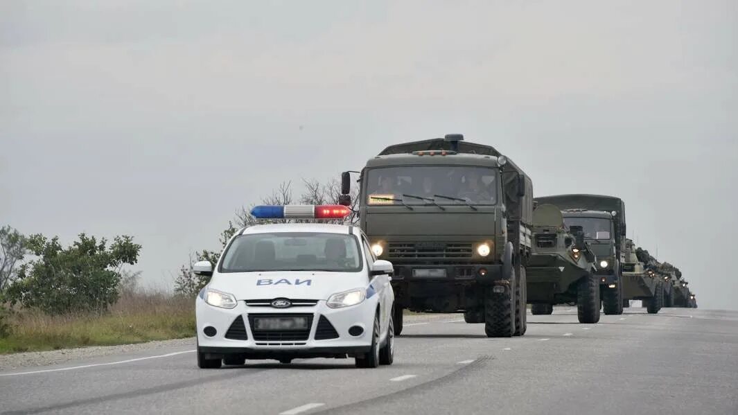 Военные останавливают машины. Колонна ВАИ. ВАИ сопровождает колонну. Спецавтомобиль ВАИ. Военные машины сопровождения.