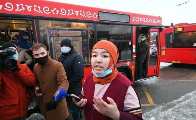 Самый стильный кондуктор казани. Оплата в автобусе казань. Кондукторы казани. Женщина водитель автобуса. Кондуктор в автобусе.