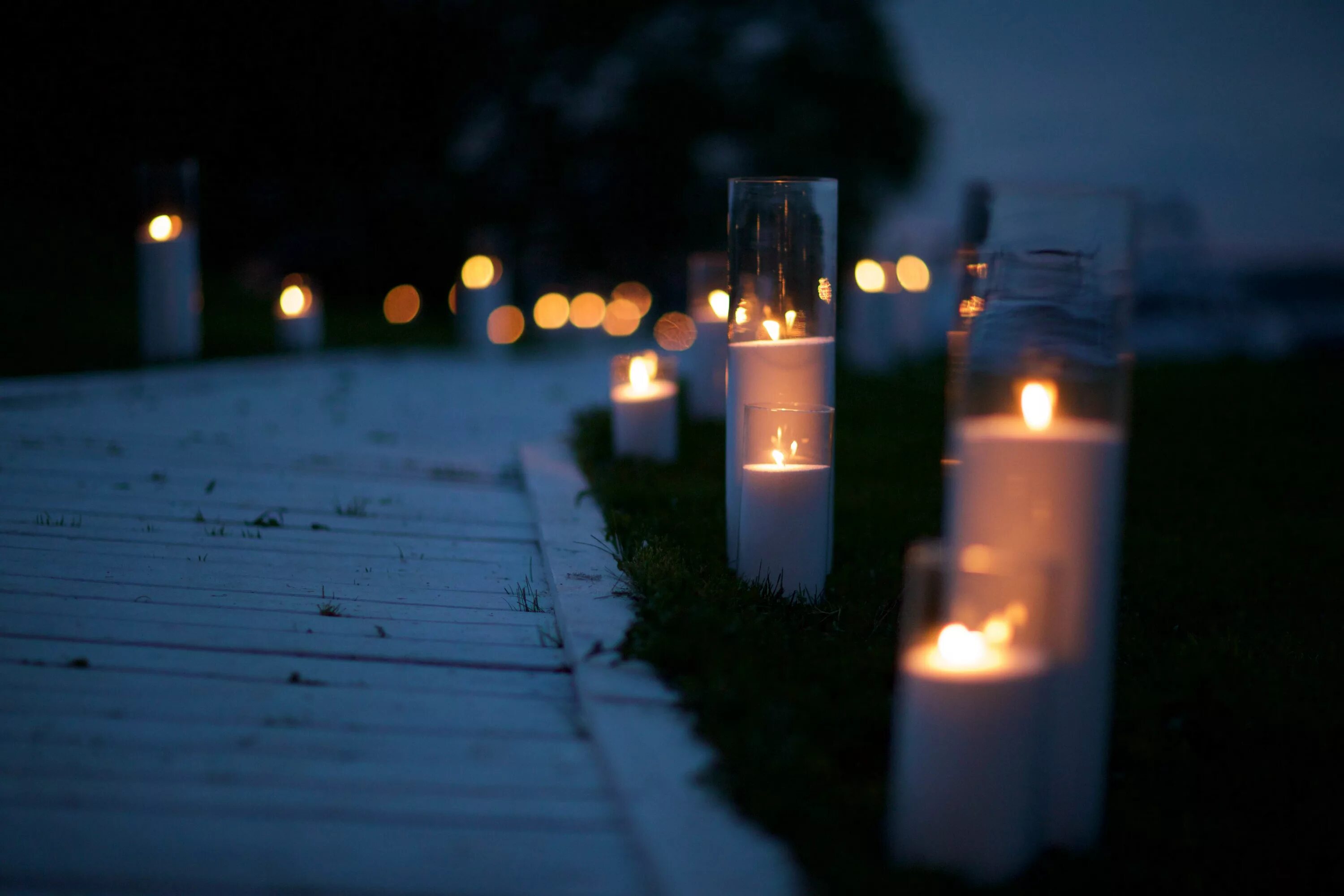 огарок свечи. улица свечка. фонарь боком. свечной огарок. много много свечей.