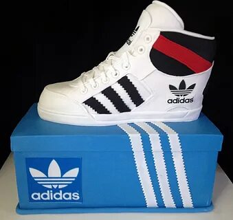 Adidas кроссовки в виде коробок