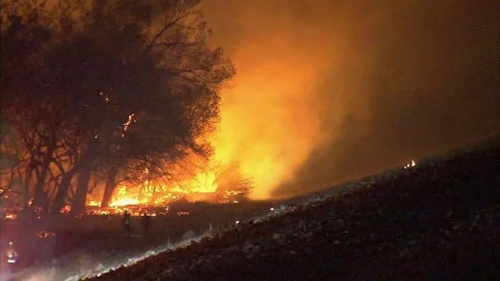 Лесной пожар ночью. Лесной пожар сша гавайи. Пожар картинки. Дом горит. California fires 2020.