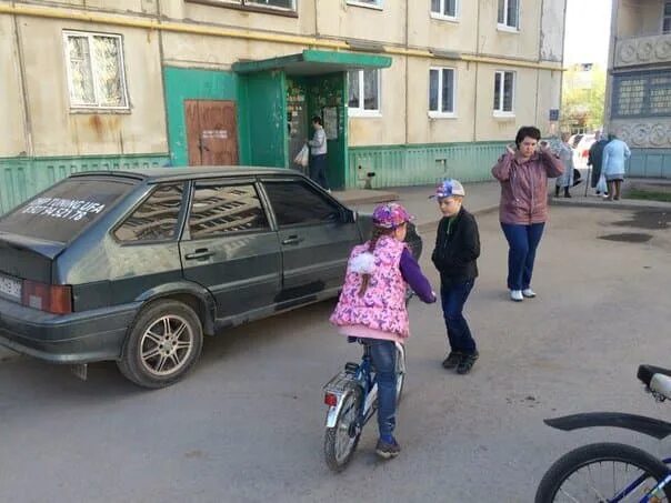 Велосипедист въехал. Если во дворе ребёнок задел велосипедом машину.