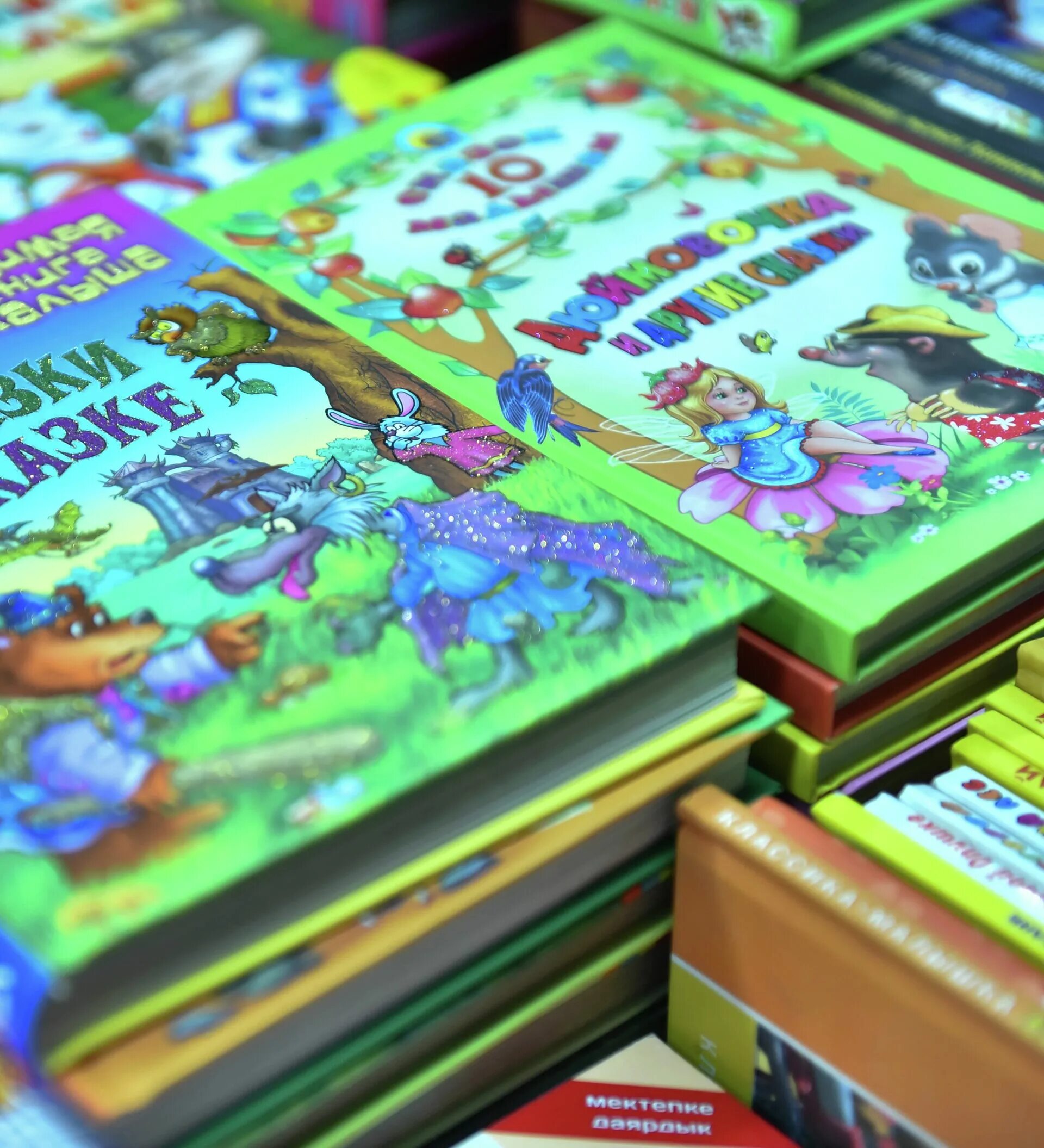 Новинки детских книг. Детские книги. Детские книжки. Много детских книг. Современные детские книги.