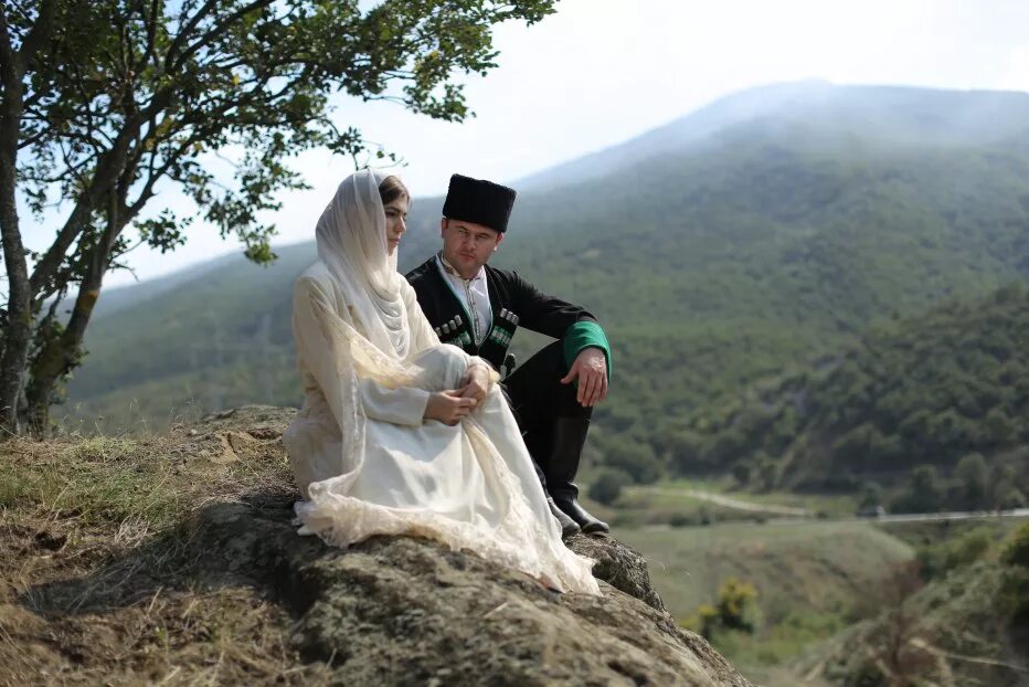 Горцы и горянки дагестана. Горянка северная осетия. Осетинские танцы. Кавказ джигит горянка. Джигит и бунтарка.