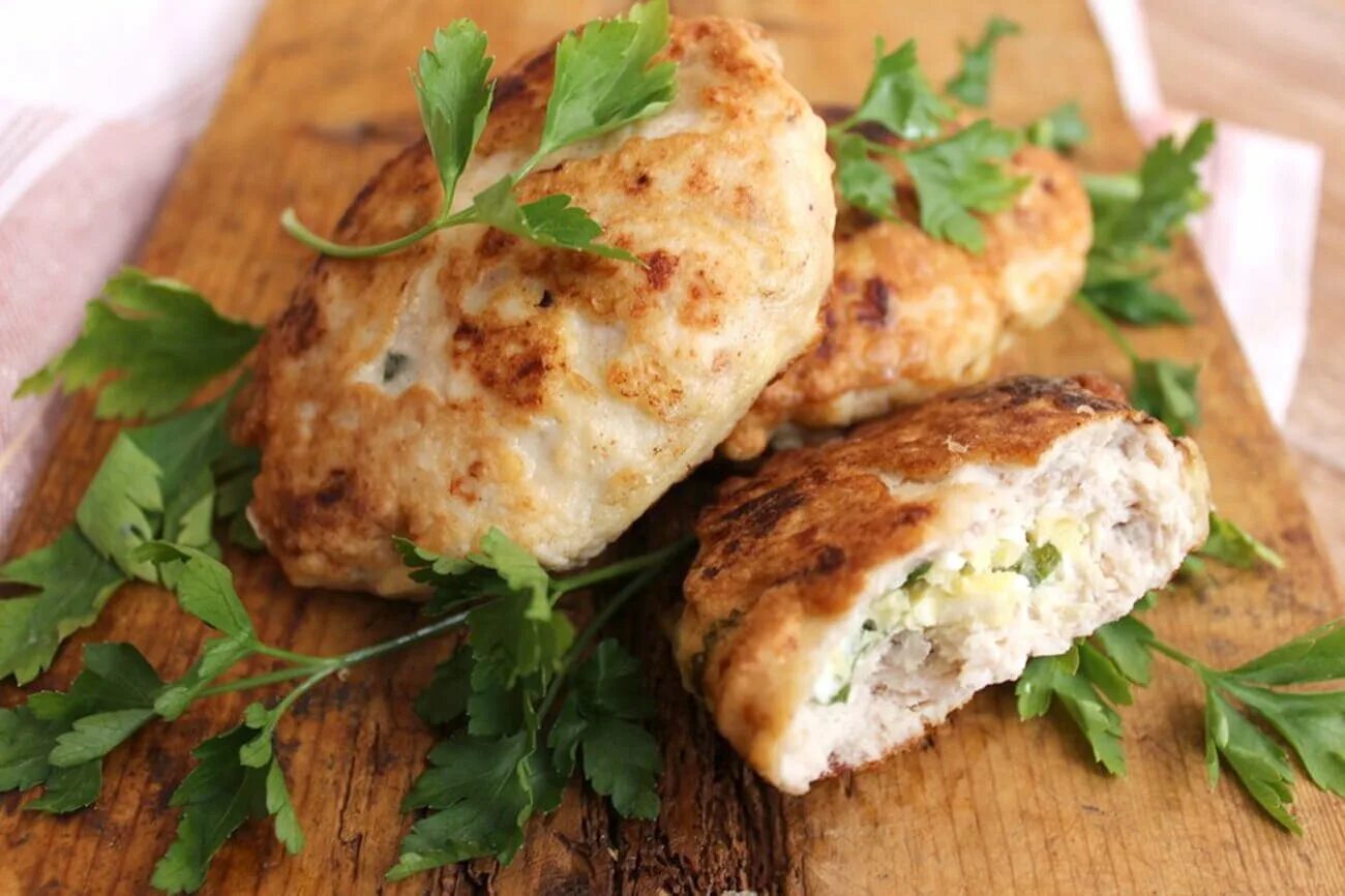 Куриные зразы на сковороде. Куриные котлеты. котлеты с сыром. котлеты с сыром и зеленью. куриные котлеты с сыром.