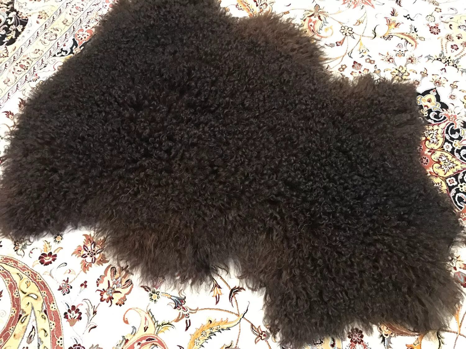 Шкура из овчины кавказ. Баранья шкура. Овечья шкура на сиденье. Воротник овчина белый. Мех овчина.