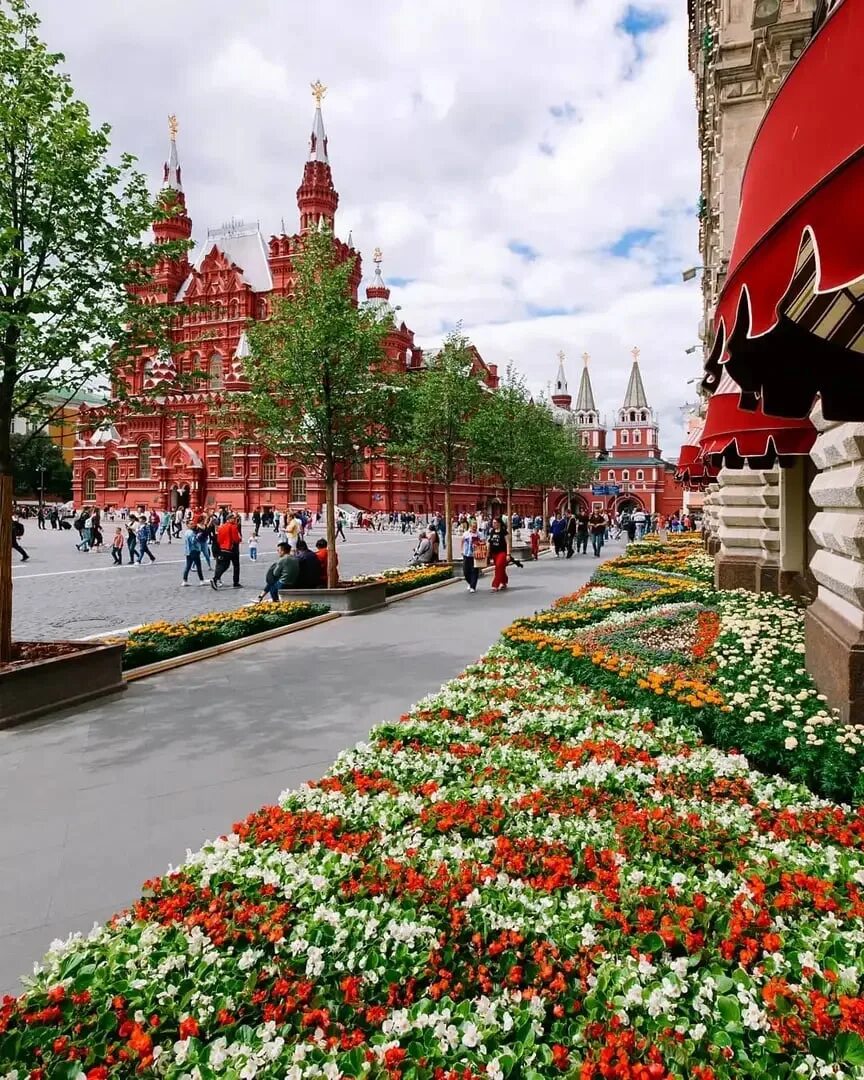 Москва летом 2019. Летний ГУМ Москва. Красная площадь. Цветы на красной площади. Фестиваль цветов на красной площади.