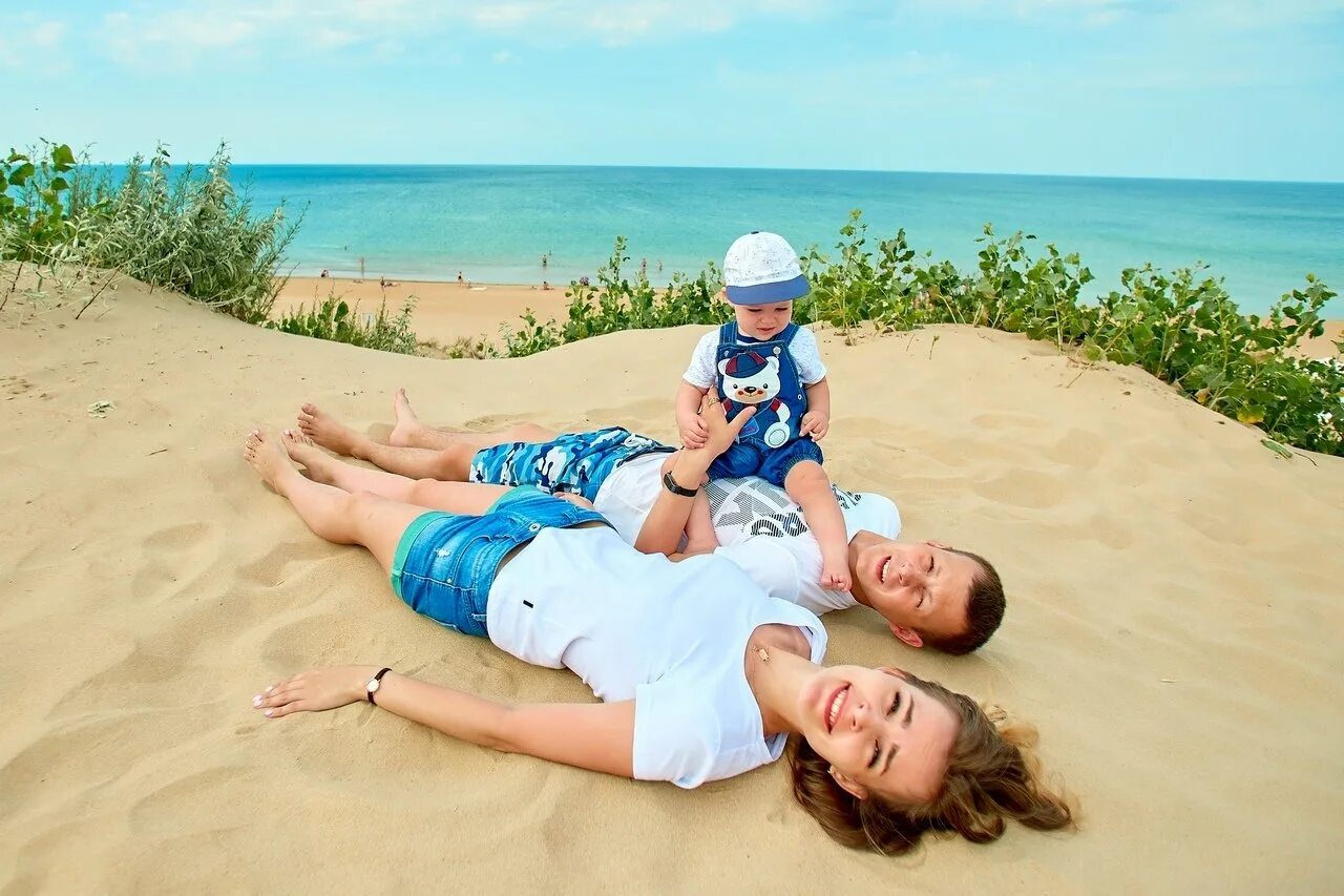 Семья на море. Море пляж семья. Семья на пляже. Семейная фотосессия на пляже. Путевка на море с ребенком