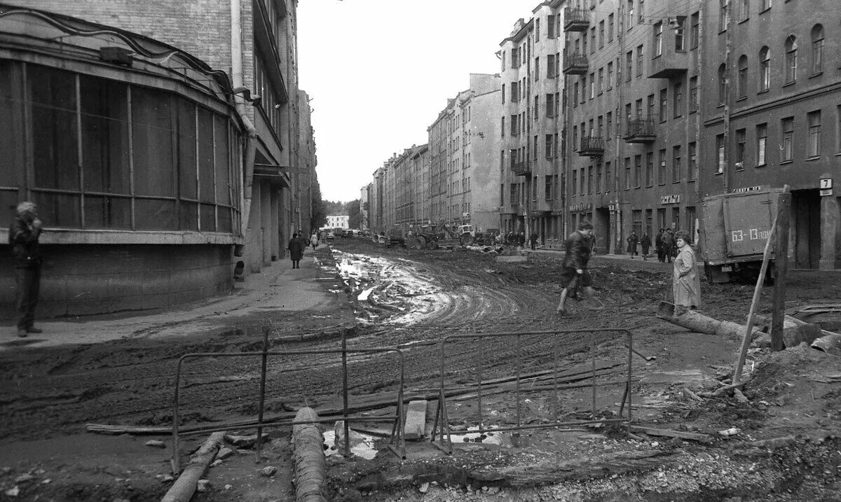 Ленинград 2000 год. Ленинград, улица Шкапина 1980. Улица Шкапина в Ленинграде. Шкапина улица Санкт-Петербург в 80-х. Улица Шкапина Санкт-Петербург в 2000 году.