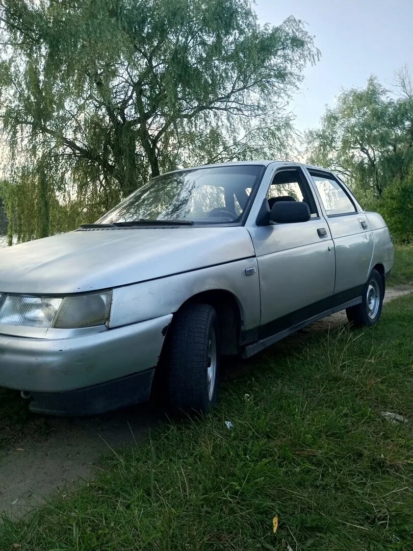 Ваз 2110 2004 года. Ваз 2110 какой год выпуска. Бело зеленый ваз 2110. Ваз 2110 серебристая. 2110 год.