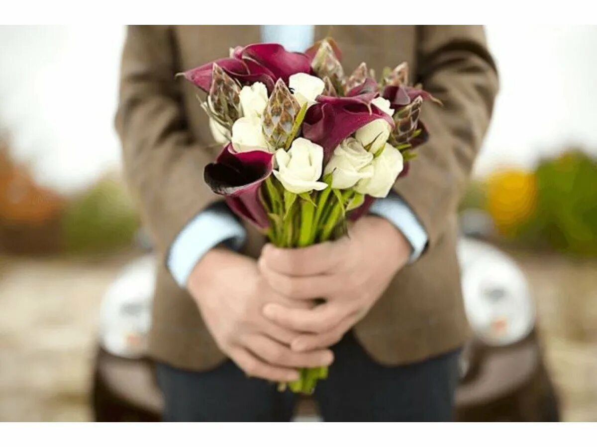 Какой хороший день чтоб подарить цветов. Букет для мужчины. Мужчина дарит букет. Парень дарит цветы. Букет цветов для мужчины.