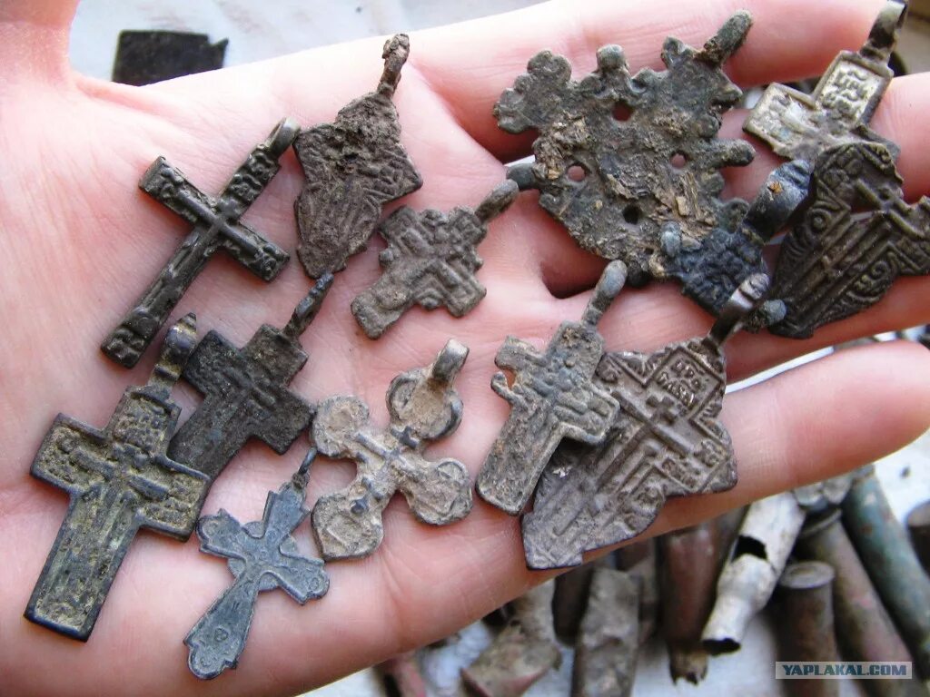 Крестик на земле. Нательный крестик. Православный крестик. Находки крестики. Найти крест.