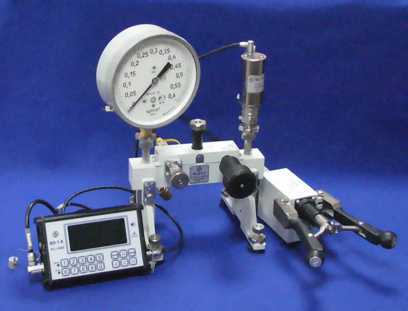 Фотография прибора. Поверка средств измерений метрология. Что такое калибровка средств измерений в метрологии. Измеритель давление калибратор метрология. Калибровочный стенд датчиков давления.