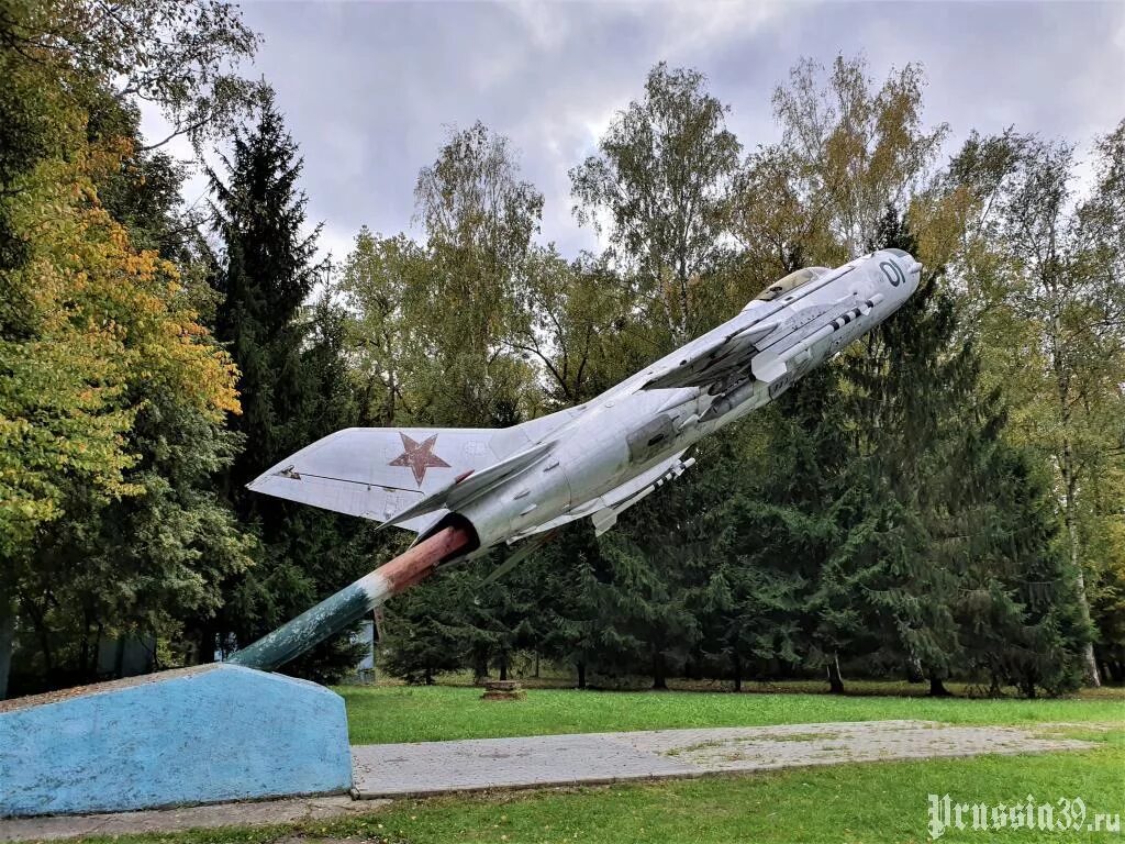 Нормандия неман новосибирск. Памятник самолету миг 19 п. Памятник самолет Калининград. Самолёт-памятник (миг-19) (Читтагонг). Памятник-самолёт Чкаловск Калининград.