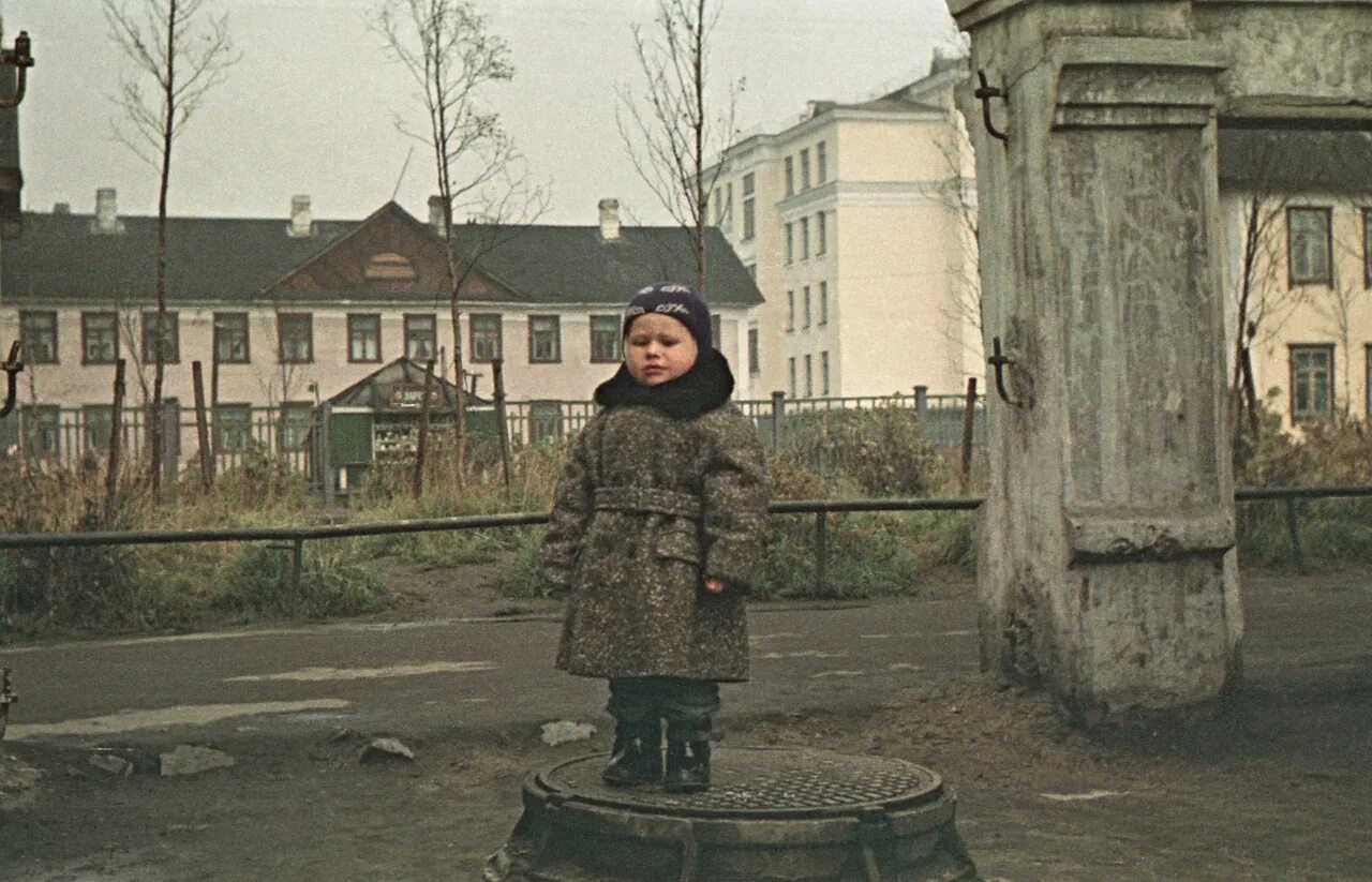 Слушать тот год был старый. Мурманск 1995. мурманск 1995 год. мурманск 1950.
